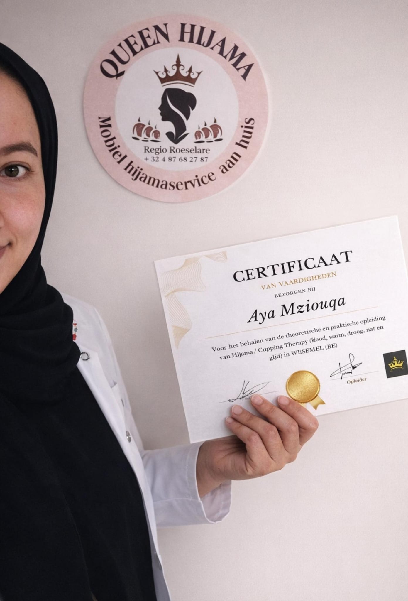 Aya Mziouqa, gecertificeerd hijama therapeut, met certificaat van The Healing Center Hijama
